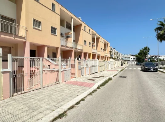 Casa a Schiera su Tre Livelli