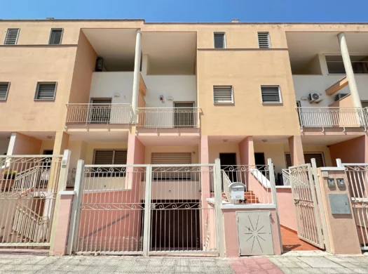 Casa a Schiera su Tre Livelli